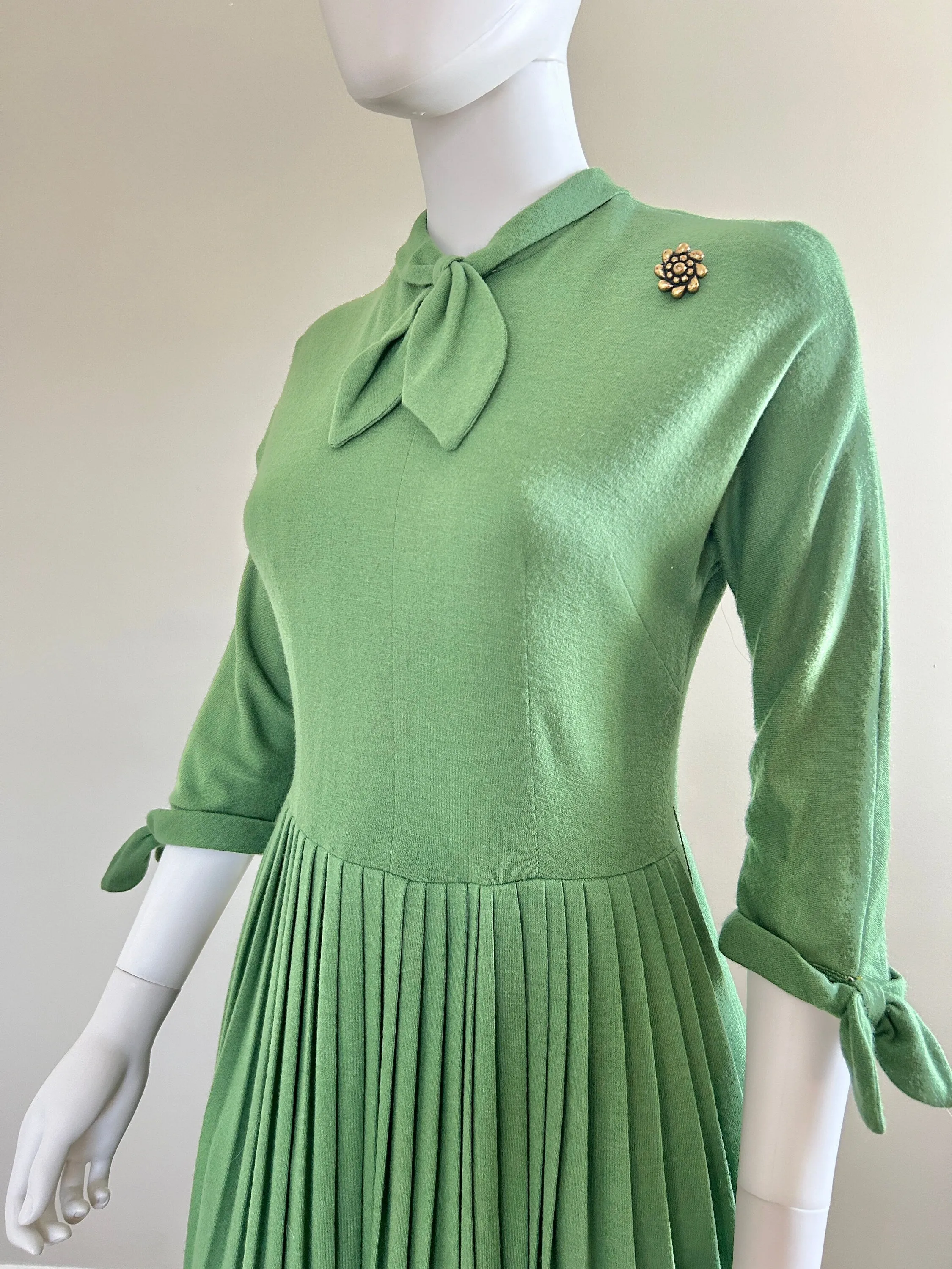 Vintage 1960s Green Plus Sized Knit Dress / 60s Retro Dress / Size XL